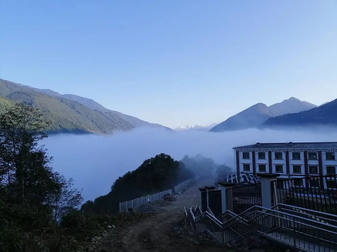 探索墨脱背崩乡：亚热带自然风景区与雅鲁藏布江谷地的神秘之旅